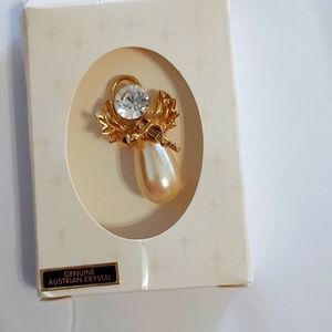 Angel Violin and Bow Austrian Crystal/Faux Pearl  Goldtone Metal Lapel Tac